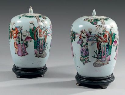 CHINE, NANKIN, fin du XIXe siècle 
 PAIRE DE VASES OVOÏDES Porcelaine, à col étroit,...