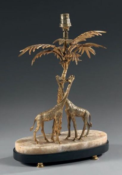 null LAMPE DE SALON Bronze doré, le pied figurant deux girafes et un palmier sur...