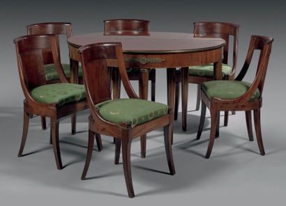 null TABLE DEMI-LUNE ET SIX CHAISES Table en bois plaqué, plateau ouvrant formant...