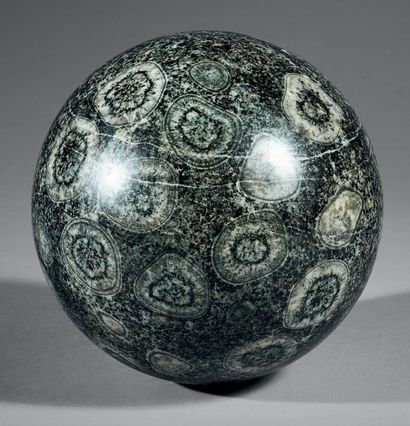null DIORITE ORBICULAIRE Large sphère
La diorite orbiculaire est aussi ppelée «Corsite...