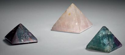 null PIERRES DURES Trois pyramides en pierre dure, quartz, fluorite, jaspe de 4 cm...