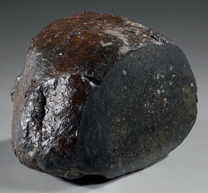 null GHUBARA Chondrite L5, xénolithique
Météorite brute, une face coupée
Rare météorite...