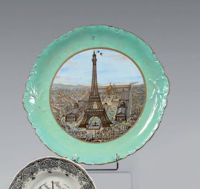 null PLAT, 1889
En porcelaine, de forme circulaire, à décor polychrome de la Tour...