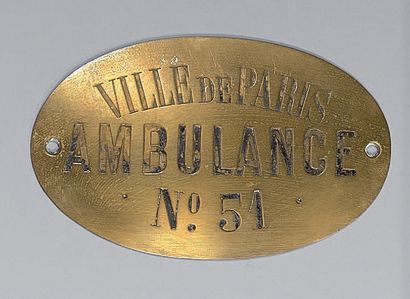 null PLAQUE D'AMBULANCE
Laiton, de forme ovale, gravée "Ville de Paris, ambulance,...