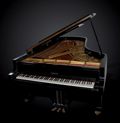 null * PIANO DE CONCERT YAMAHA n° 640 500
Laqué noir brilliant.
Clavier en placage...