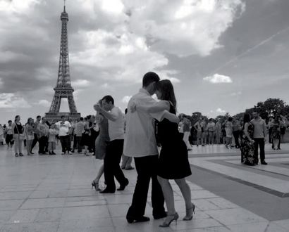 KIKI OF PARIS (né en 1945) Les danseurs du Trocadéro.
Photographie, tirage argentique...