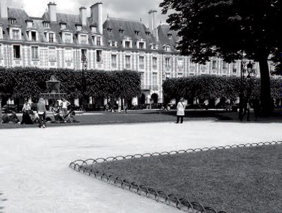 KIKI OF PARIS (né en 1945) Place des Vosges.
Photographie. Tirage argentique noir...