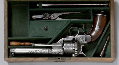 null * Coffret-nécessaire contenant un revolver système Lefaucheux modèle 1854 premier...