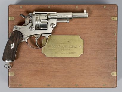 null * Coffret-nécessaire contenant un revolver modèle 1874, fabrication civile,...