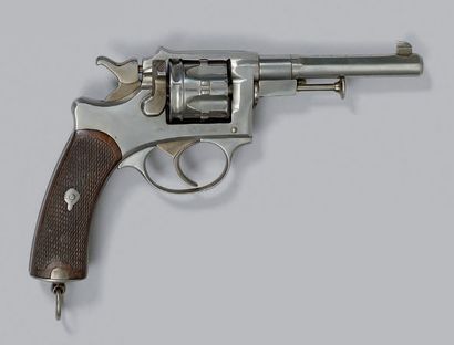 null * Revolver modèle 1887 à clef, fabrication civile du dépôt central, Manufacture...