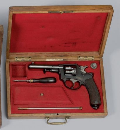 null * Coffret-nécessaire contenant un revolver modèle 1887 à clef, fabrication civile...