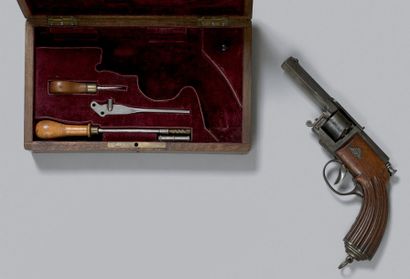 null *Coffret-nécessaire contenant un revolver d'officier Dreyse-Kufahl modèle 1863,...