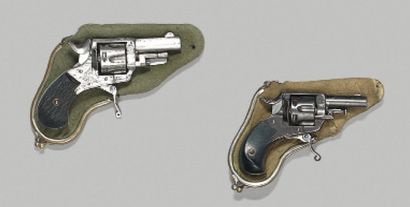 null * Deux petits revolvers de type Bull Dog, simple et double action, calibre 22...