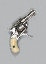 null * Petit revolver de type Bull Dog, simple et double action, calibre 22 court,...