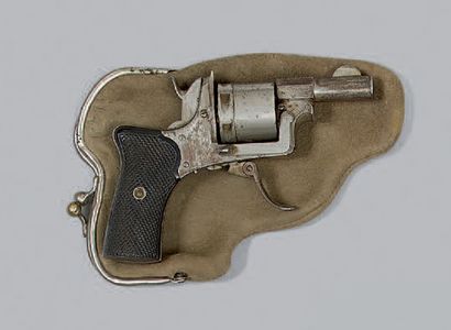 null * Petit revolver de type Bull Dog, modèle à clef par Galand, calibre 22 court,...