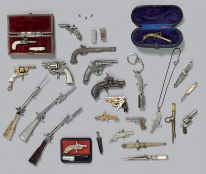 null * Très important ensemble d'armes miniatures comprenant 16 pistolets et revolvers,...