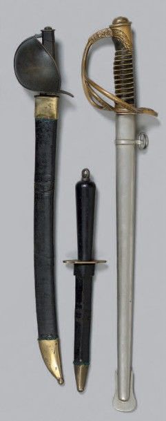 null * Trois armes miniatures: un poignard d'abordage modèle 1833, longueur 16,5...