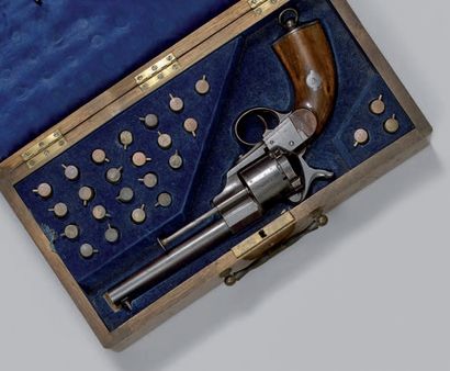 null * Coffret-nécessaire contenant un revolver à broche, système Lefaucheux, modèle...