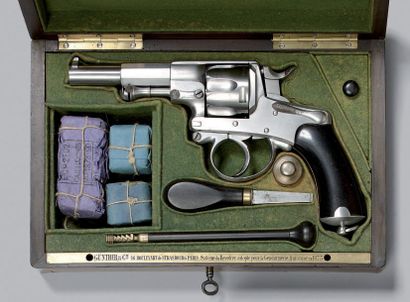 null * Coffret-nécessaire contenant un revolver Chamelot Delvigne type de guerre...