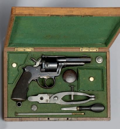 null * Coffret-nécessaire contenant un revolver Galand modèle de guerre 1872 deuxième...