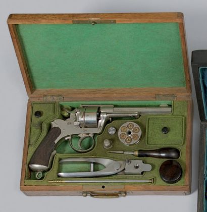 null * Coffret-nécessaire contenant un revolver Galand modèle de guerre 1872 dernier...