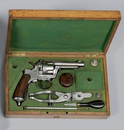 null * Coffret-nécessaire contenant un revolver Galand modèle de guerre 1872 d'essai,...