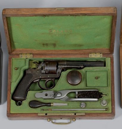 null * Coffret-nécessaire contenant un revolver Galand modèle de guerre 1872 premier...