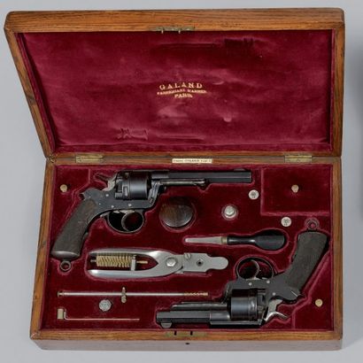 null * Coffret-nécessaire contenant deux revolvers Galand modèles de guerre 1872...