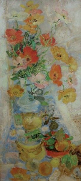 Le Pho (1907-2001) 
Vase de fleurs et fruits sur un entablement.
Huile sur soie marouflée...