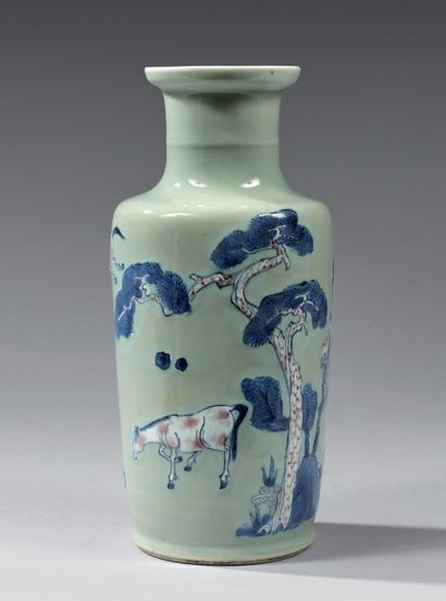 CHINE - Époque KANGXI (1662-1722) 
Vase de forme rouleau à col légèrement rétréci...