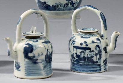 CHINE - XIXe siècle 
Deux verseuses en porcelaine décorée en bleu sous couverte de...