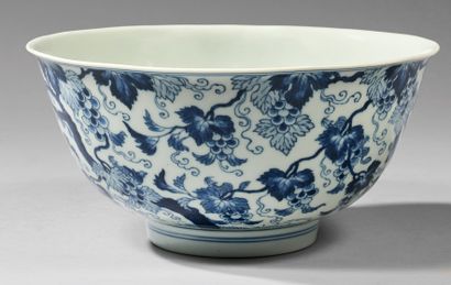 CHINE - Époque KANGXI (1662-1722) 
Bol à bord évasé en porcelaine décorée en bleu...