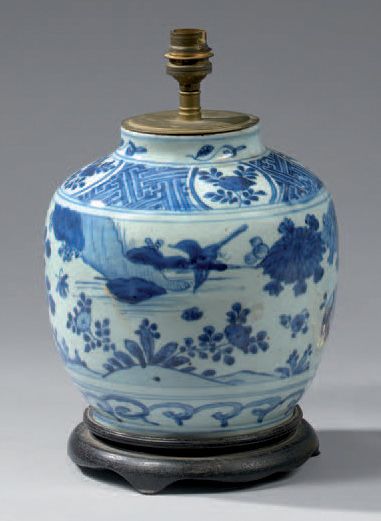 CHINE - Époque WANLI (1573-1620) 
Pot de forme balustre en porcelaine décorée en...