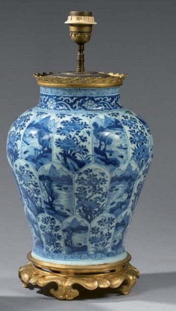 CHINE - Époque KANGXI (1662-1722) 
Potiche de forme balustre en porcelaine décorée...