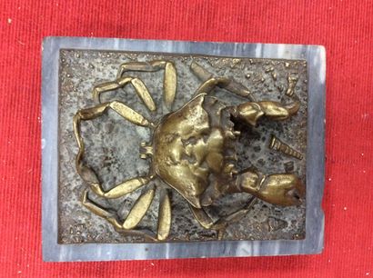 ENCRIER Encrier en bronze patiné épousant la forme d’un crabe, sur base rectangulaire...