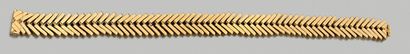 VAN CLEEF & ARPELS Collier et bracelet souples en or jaune tressé à motif de chevrons.
Signés...