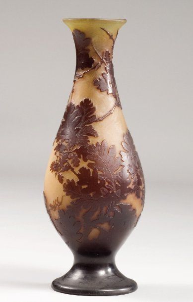 Emile GALLÉ Vase balustre en verre multicouche à décor de feuilles de chêne marron...
