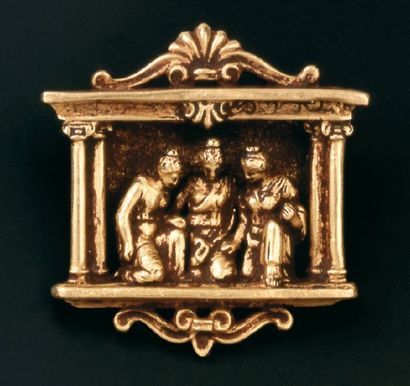 null Broche rectangulaire en or jaune de style antique, figurant trois femmes agenouillées...