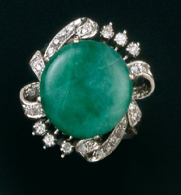 null Bague en or gris 14kt (585 millièmes) sertie d'un jade jadéïte rond cabochon...