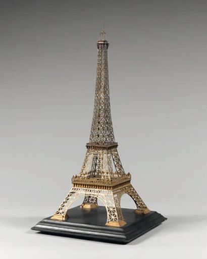 USINE MÉTALLURGIQUE PARISIENNE Maquette de la Tour Eiffel en laiton découpé, réalisée...
