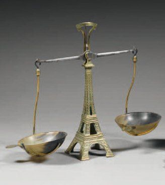 Charles TESTUT. Balance à tabac en bronze et laiton, épousant la forme d'une Tour...