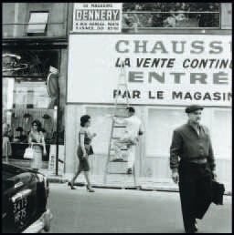 Alain NOGUÈS. Près du Boulevard de la Madeleine. Paris, 1960. Tirage argentique noir...