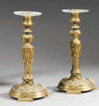 null - Paire de chandeliers en bronze ciselé et doré, la base circulaire à décor...