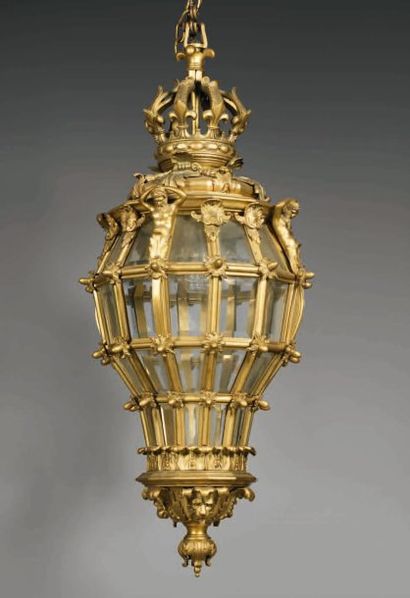 null - Très importante lanterne en bronze doré et carreaux de verre biseauté à décor...