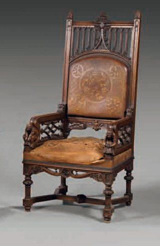 null - Très important fauteuil en bois sculpté, garni de cuir gaufré à décor de croisillons...