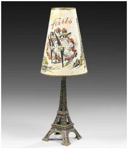 null Lampe en métal ajouré, épousant la forme de la Tour Eiffel, coiffée d'un abat-jour...
