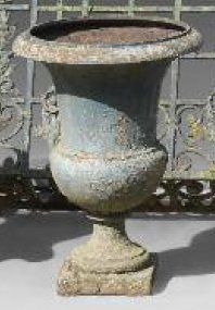 Grand vase Médicis en fonte de forme balustre....