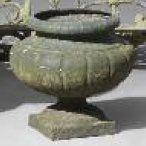 Vase oblong en fonte à décor godronné, sur...