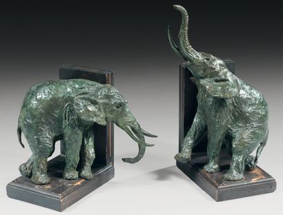 Ary BITTER (1883-1973) Eléphants Paire de presse-livres en bronze à patine verte...