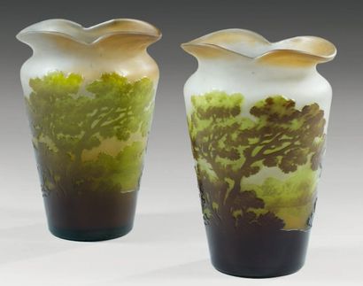 GALLÉ Paire de petits vases en verre multicouche brun et vert sur fond crème, de...